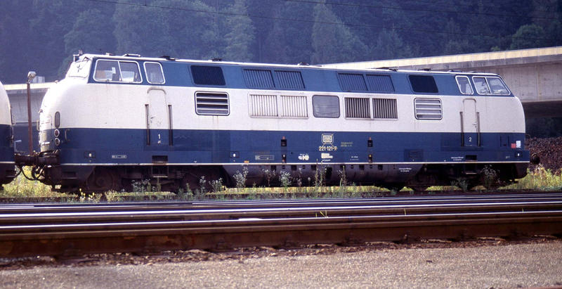 DB 221 121 in Kufstein am 1. September 1989 - elektrolok.de