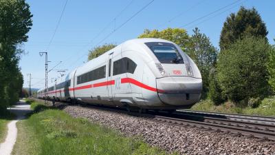 Hochgeschwindigkeitszug DB ICE 4 9233 in Freilassing