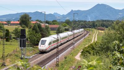 Deutsche Bahn DB Hochgeschwindigkeitszug ICE 4 bei Niederstrass