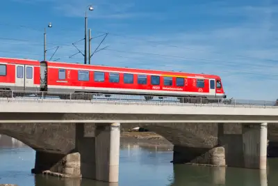 Ein VT 628 auf der Saalach-Brücke