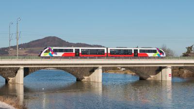Dieseltriebwagen der DB-Baureihe 642 auf der Saalach-Brücke zwischen Freilassing und Salzburg.