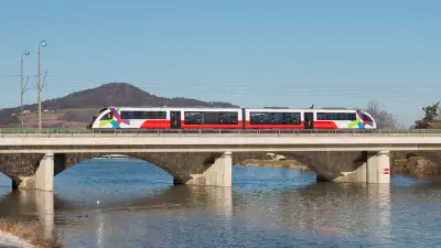 Dieseltriebwagen der DB-Baureihe 642 auf der Saalach-Brücke zwischen Freilassing und Salzburg.