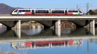 Dieseltriebwagen SIEMENS Desiro Classic ÖBB 642 auf der Saalach-Brücke Salzburg-Freilassing