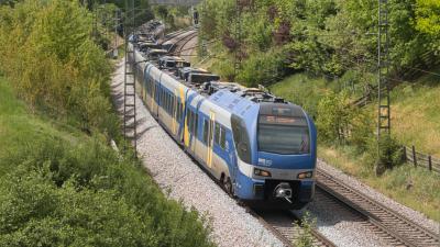 Elektrotriebzug STADLER Flirt 3 BRB 327 bei Strass