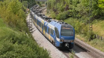 Elektrotriebzug STADLER Flirt 3 BRB 327 bei Strass