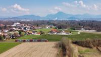 S-Bahn aus Salzburg in Freilassing - Drohnen-Foto