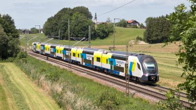 Ein chinesischer Zug der BR 4100 der österreichischen Westbahn