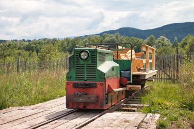 Feldbahn im Ainringer Moos - Diesellok mit Waggon