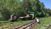 Gleis-Reparatur der Feldbahn im Ainringer Moos Torfbahn Schiene