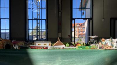 Eisenbahnmuseum Lokwelt Freilassing Modelleisenbahn Anlage H0 aus Holz und Pappe