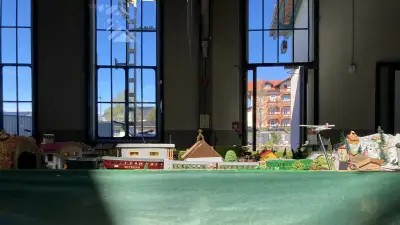 Eisenbahnmuseum Lokwelt Freilassing Modelleisenbahn Anlage H0 aus Holz und Pappe