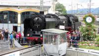 Dixie-Steam in der Lokwelt Freilassing 2015 - 01 066 und die Bahnhofsuhr