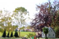 Diorama mit Einfamilienhaus und Spielplatz