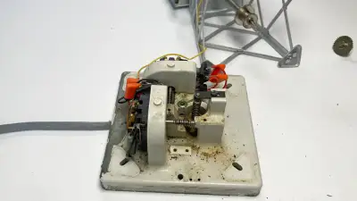 Märklin Drehkran 7051 Reparatur zerlegte Mechanik stark verschmutzt