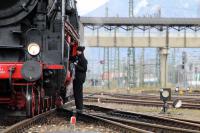 Heizerin beim Schmieren der Dampflokomotive