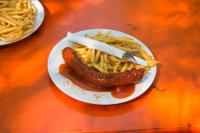 Currywurst mit Pommes