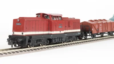 PIKO BR 110 H0 mit schiefem Dach, mit einem Güterzug, Klappdeckelwagen