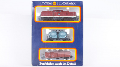 PIKO BR 110 H0 im Set mit zwei Güterwagen, Zementsilowagen, Klappdeckelwagen