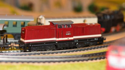 PIKO BR 110 H0 auf PIKO Hohlprofil-Gleisen aus den 1970er und 1980er Jahren