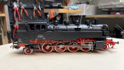 Dampflokomotive PIKO DR 86 1800-1 Modelleisenbahn H0 mit fehlender Stange, defekter Schwinge