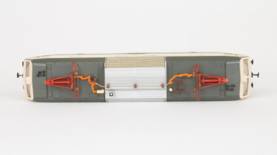 PIKO DDR Elektrolokomotive CSD E 499.2026 H0-Modell - Dach mit Stromabnehmern und Isolatoren