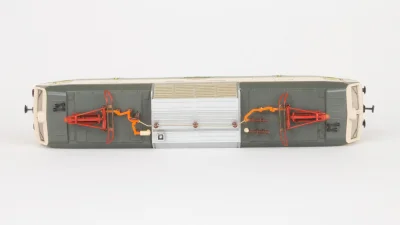 PIKO DDR Elektrolokomotive CSD E 499.2026 H0-Modell - Dach mit Stromabnehmern und Isolatoren