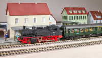 Roco Dampflokomotive DB 74 1023 H0 43271 am Bahnhof