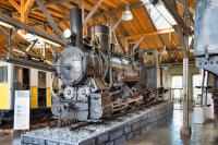 Zahnradbahn-Dampflokomotive im Lokschuppen