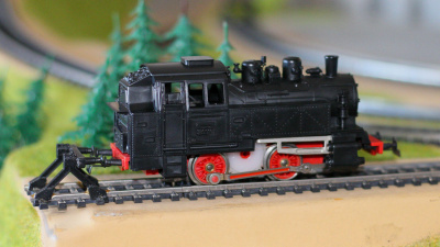 PIKO H0 Tender-Dampflokomotive BR 80 auf Hohlprofil-Gleisen