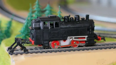 PIKO H0 Tender-Dampflokomotive BR 80 auf Hohlprofil-Gleisen